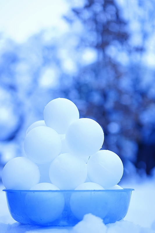 子供の冬の遊びは雪玉作りですね